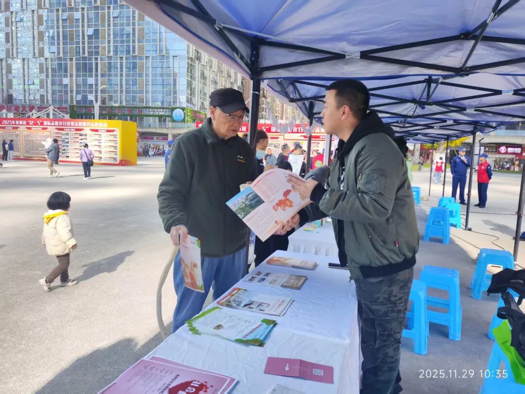 工作人員向市民宣傳救助政策。