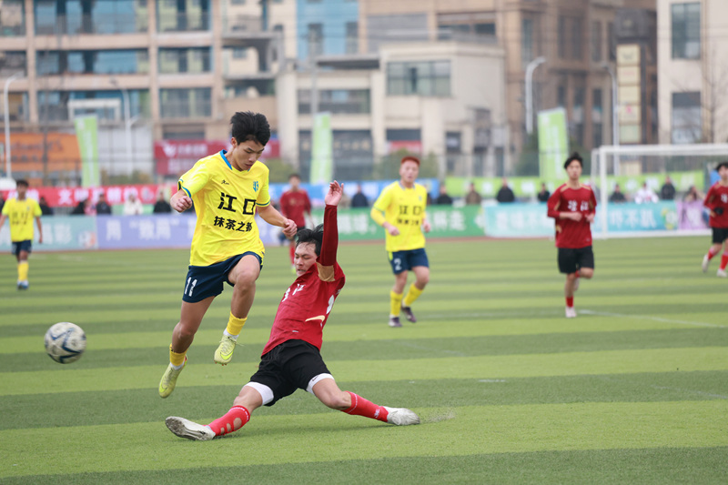 双方球员对垒。