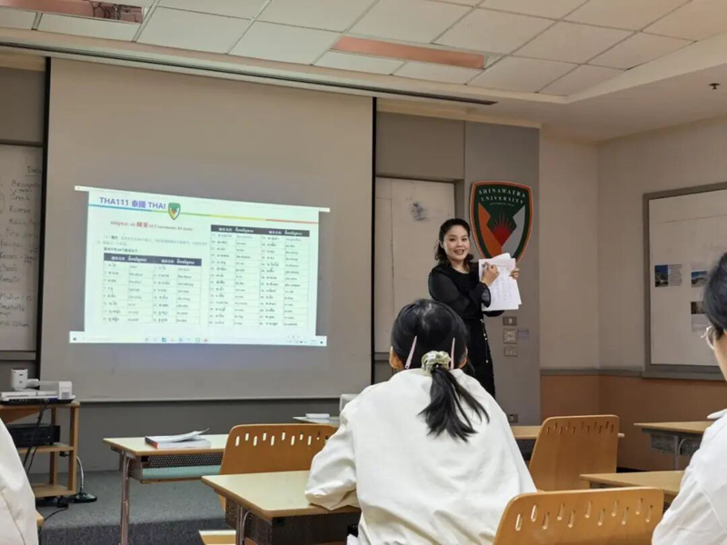 学生参与基础泰语与跨文化沟通课程。