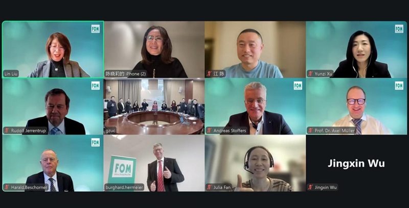 双方在线上合影。