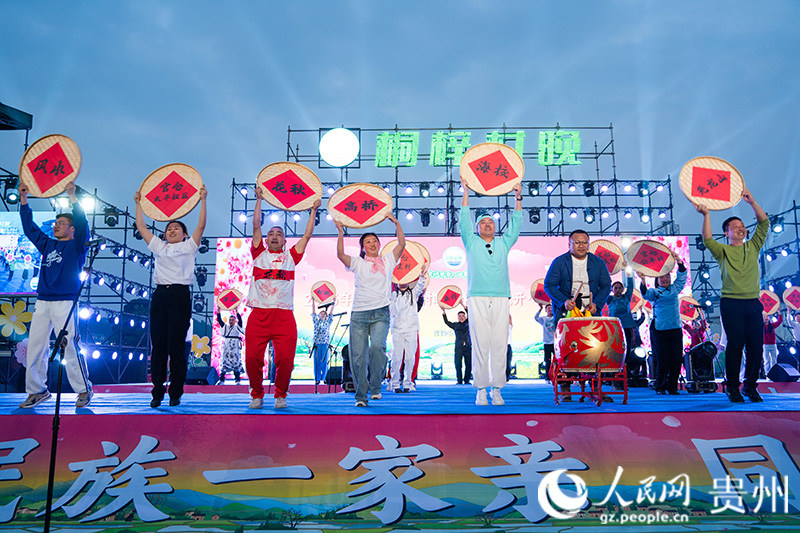 2025年桐梓“村晚”现场。人民网 阳茜摄