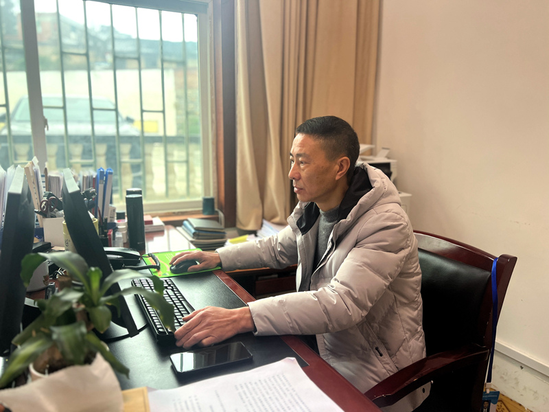 工作人員進行線上調解。
