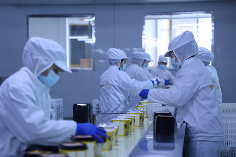 2026年1月23日，貴州玉夢食品(集團)有限公司生產車間，工人們正忙碌不停。楊序成攝