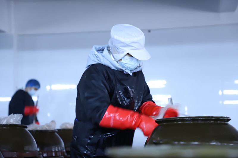 貴州玉夢食品(集團)有限公司發酵車間內，工人們正在攪拌酸湯。楊序成攝