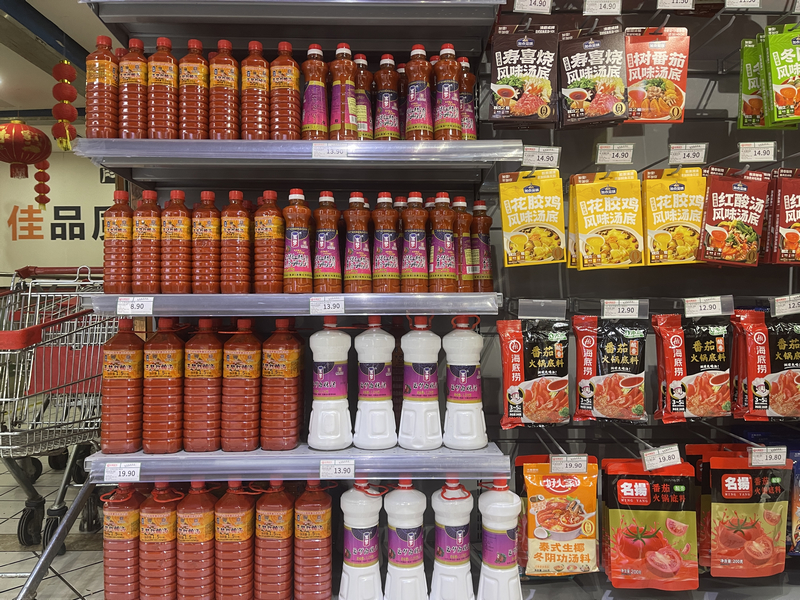 貴州凱裡市佳慧超市內的酸湯產品。李思琪攝