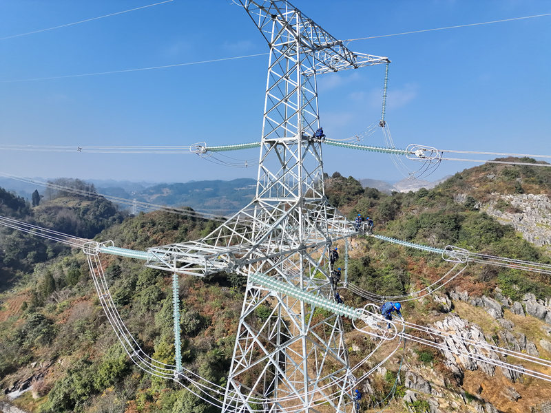 500千伏盤南低熱值電廠接入系統工程施工現場,南方電網貴州電網公司工作人員正在作業。吳權敏、李泵攝