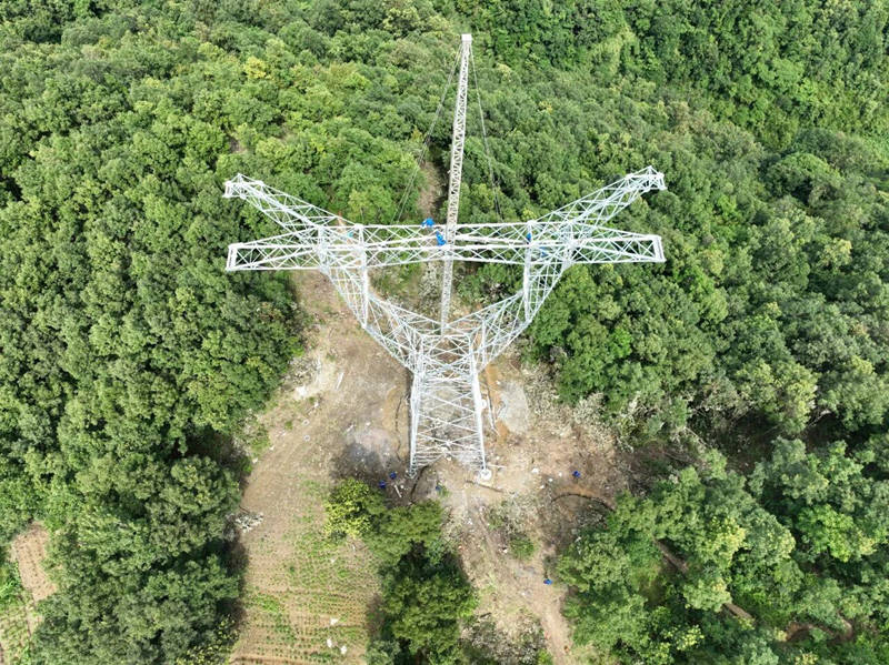 500千伏盤南低熱值電廠接入系統工程塔基組立現場。付振偉攝