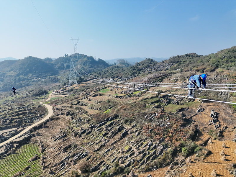 南方電網貴州六盤水供電局組織工作人員對盤南低熱值電廠的線路進行驗收。吳權敏、李泵攝