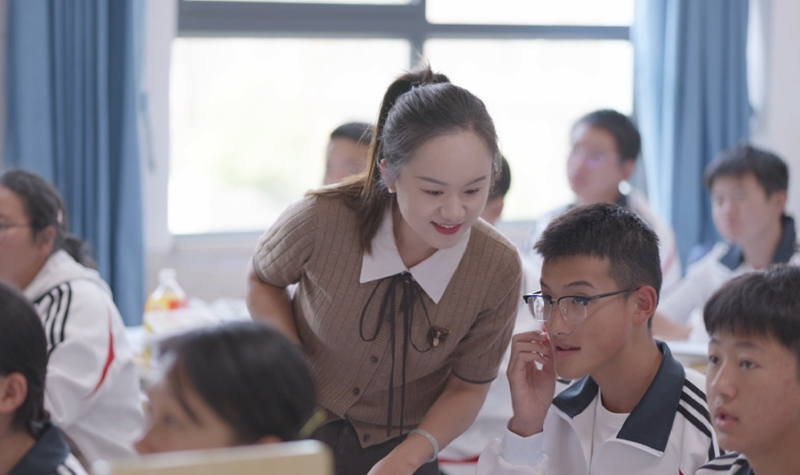 高娅与学生开展交流。图片由受访者提供