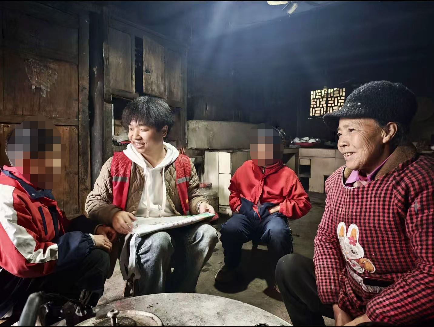 施秉縣白垛鄉工作人員詢問兒童生活近況。