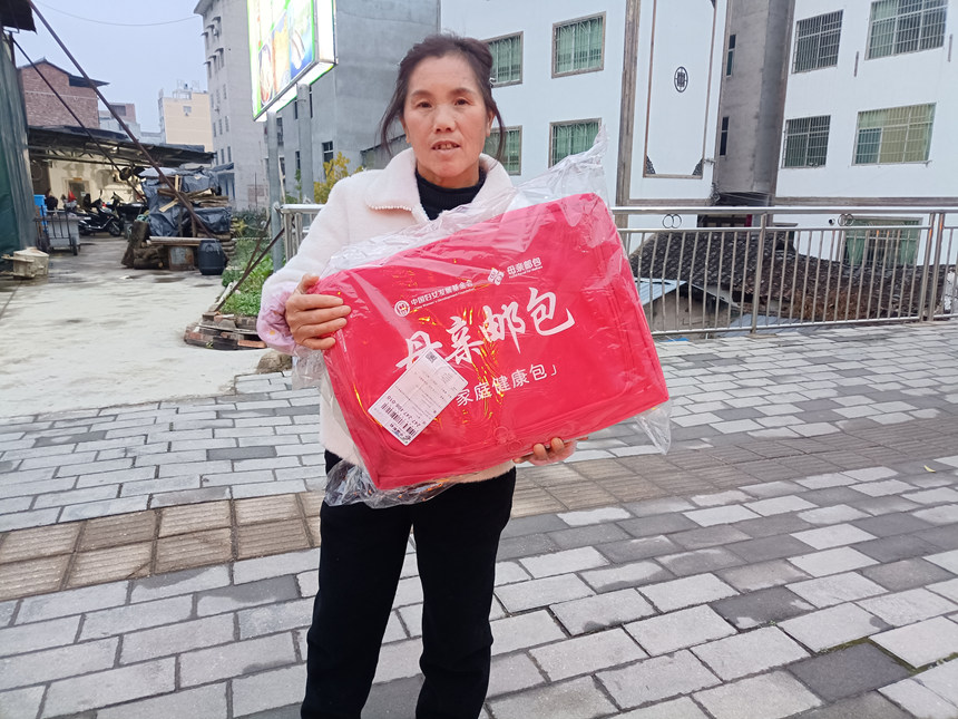施秉縣甘溪鄉村民收到“母親郵包”。