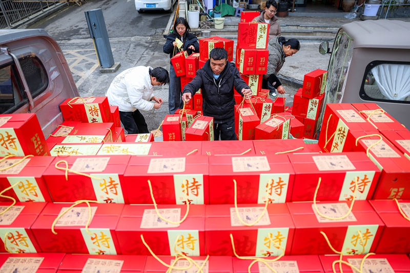 2026年1月26日，貴州省畢節市七星關區鋤禾農特產品店工人將年貨禮盒裝車。