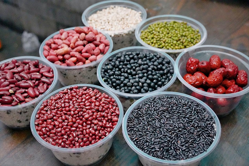 紅豆、綠豆、薏米、大棗、黑糯米、黑豆、花生等八種食材.jpg