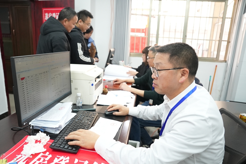 2、街道和住建局相关工作人员为居民办理手续，.JPG