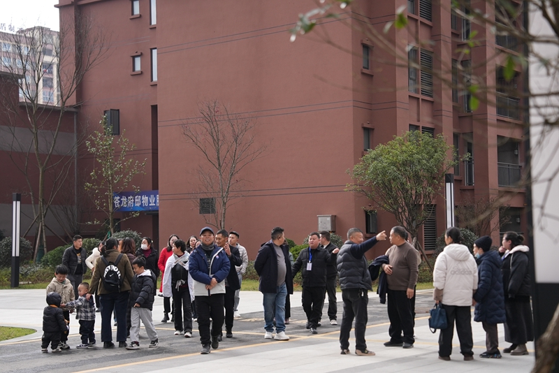 5、已完成选房的居民相约参观小区环境及户型。.JPG