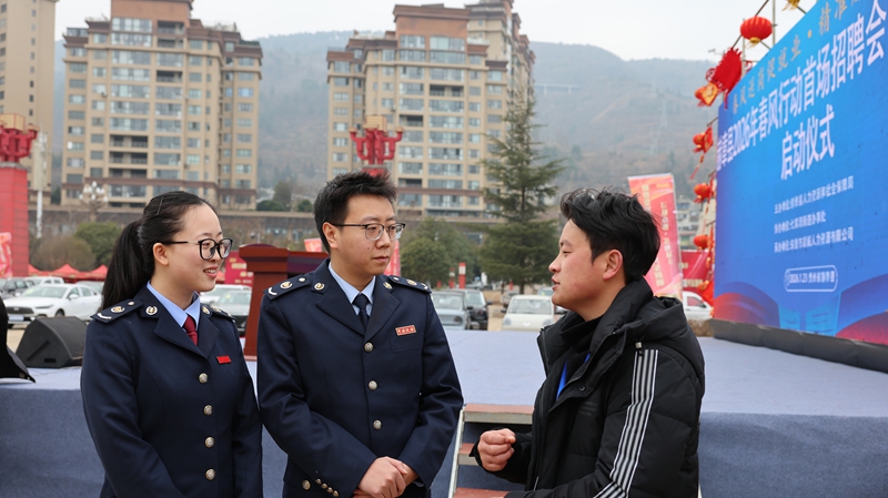 赫章縣2026年“尋味夜郎·樂購赫章”新春促消費系列活動中，國家稅務總局赫章縣稅務局深入活動同步跟進、主動靠前、精准發力開展稅收服務，圖為稅務干部在入駐商戶招聘時，向活動企劃方了解活動詳情，溝通活動輔導細節。（陳焰宏 攝）