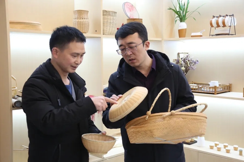 2.刘宇工作中 (2).jpg