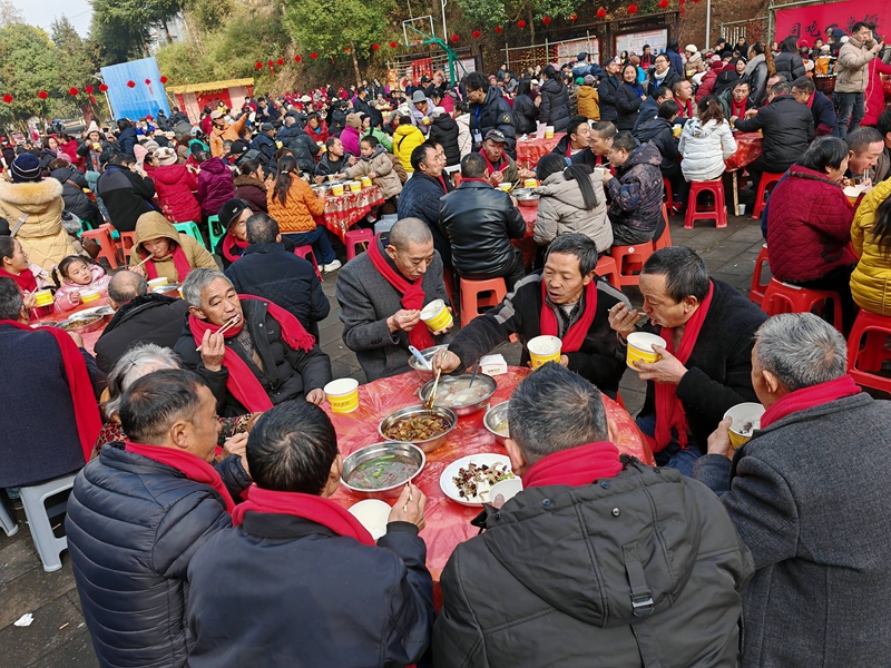 百桌村宴开席,渝黔乡亲围坐共话团圆温情。谢永恒 摄.jpg