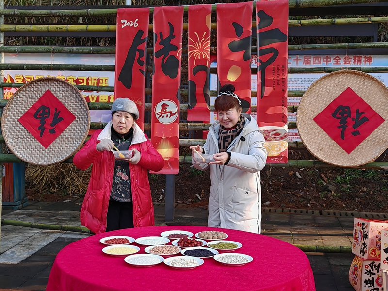 腊八时节,乡亲品尝暖心粥,共迎马年新春。谢永恒 摄.jpg