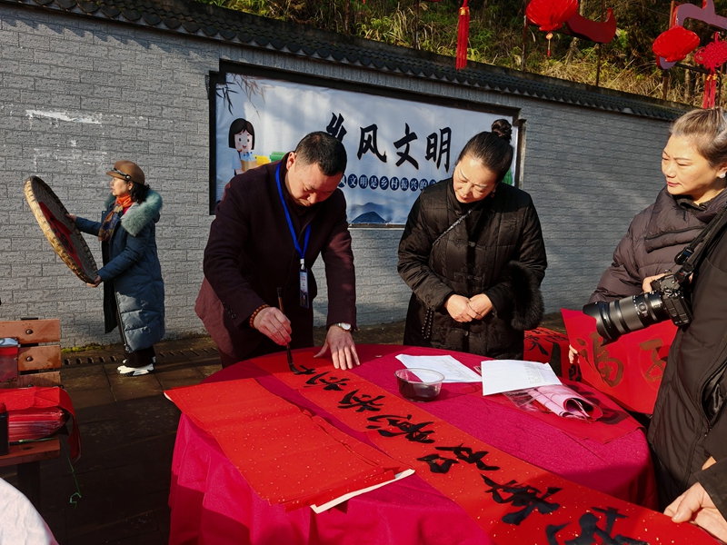 书法家挥毫泼墨,书写春联送福,增添新春年味。谢永恒 摄.jpg