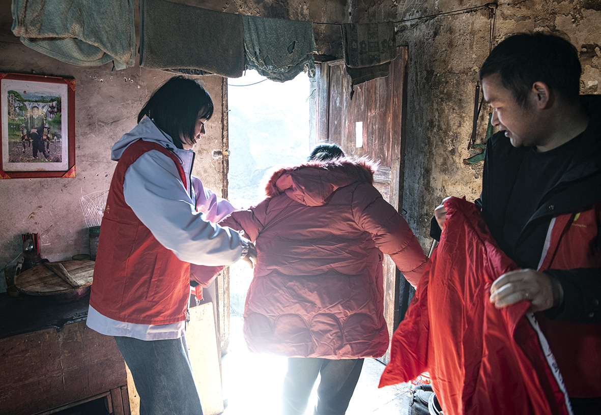 愛心團隊送上關懷。