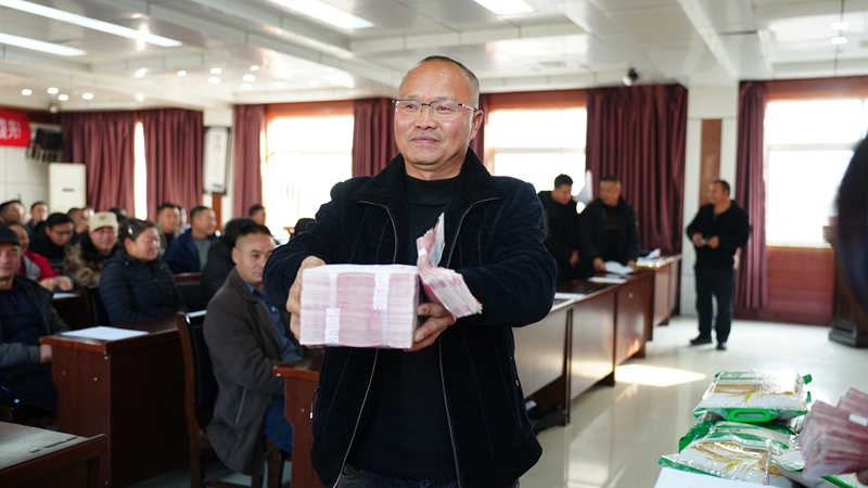 4.农户领取种子销售款。（冯佳 摄）.JPG
