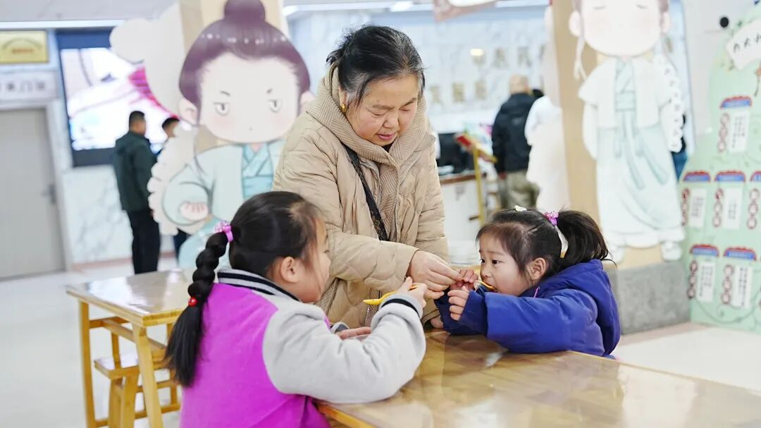 南明區中醫醫院與南明區圖書館聯合開展“知民俗·品年味兒”養生系列活動。