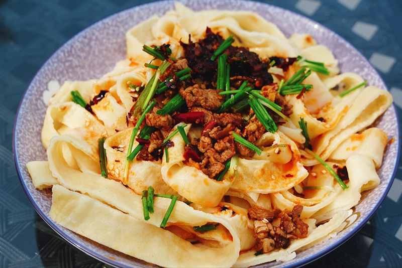 石磨磨漿、柴火慢烙，綠豆粉鎖住百年香。