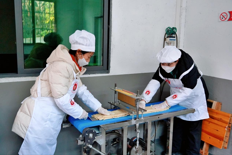 石磨磨漿、柴火慢烙，綠豆粉鎖住百年香。