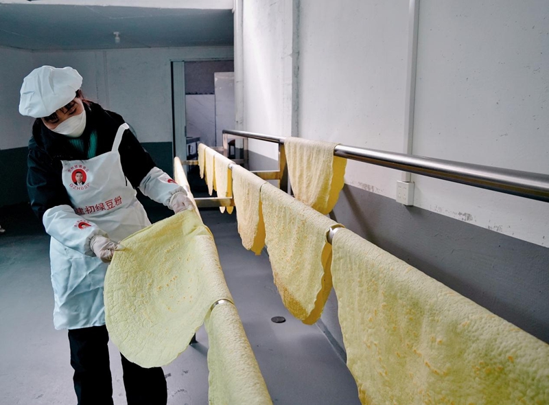 石磨磨漿、柴火慢烙，綠豆粉鎖住百年香。