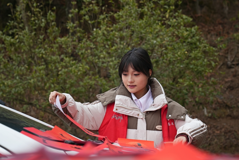 2026年1月26日，贵州省毕节市纳雍县张家湾镇普洒社区，大学生志愿者在整理春联。