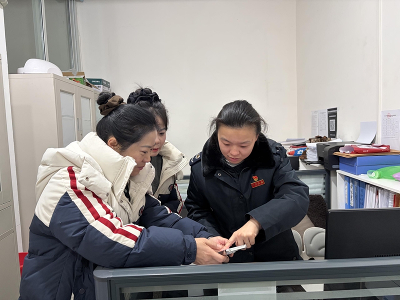 税务人员为纳税人宣传相关知识要点。