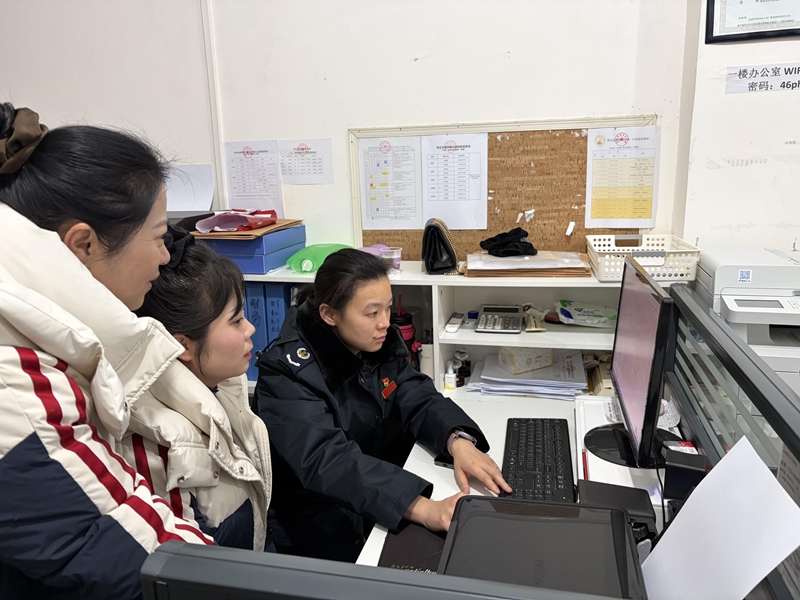 税务人员为纳税人宣传相关知识要点。