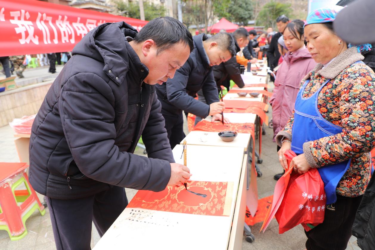 書法家們現場書寫春聯。