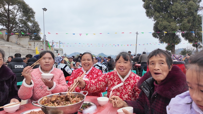 村民開開心心吃殺豬飯1.jpg