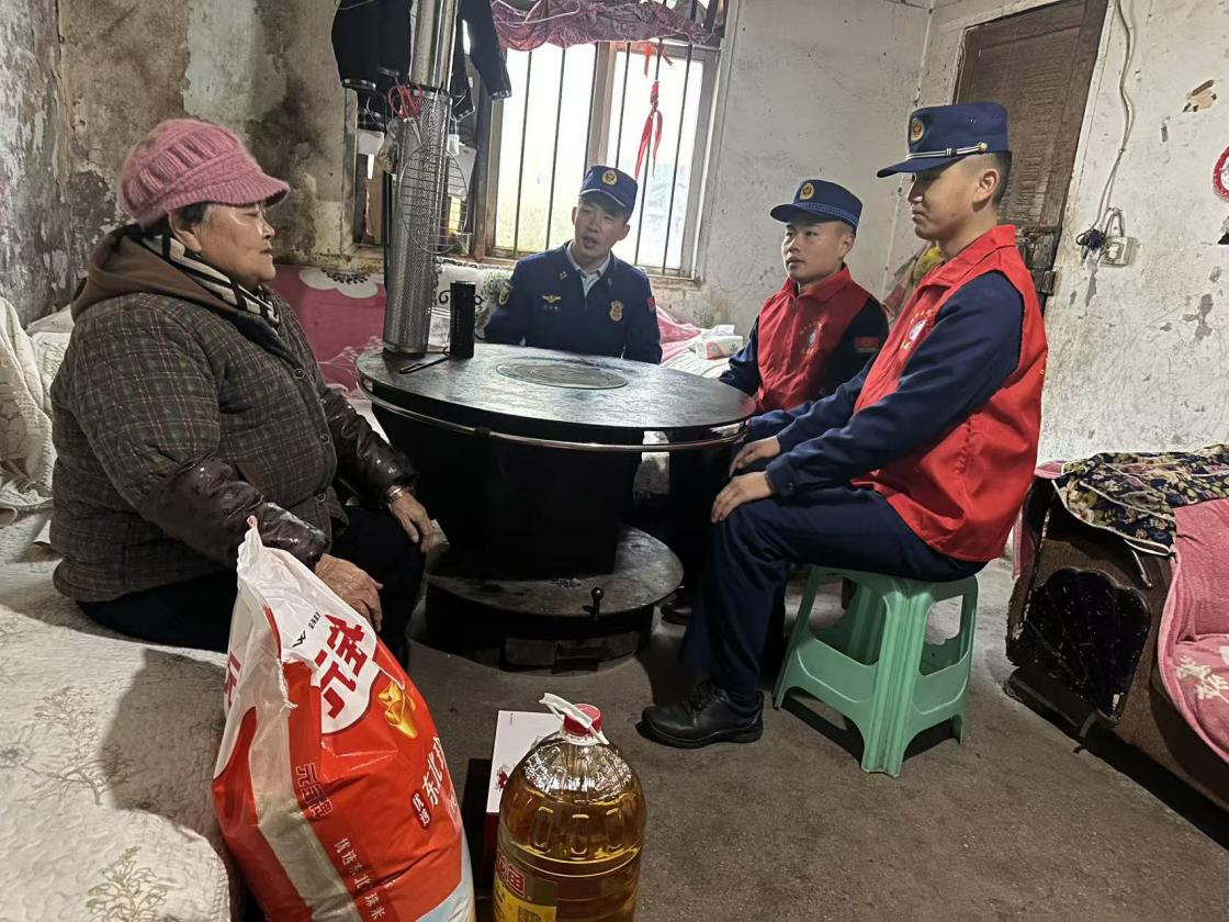 大隊志願者與困難群眾親切交談。