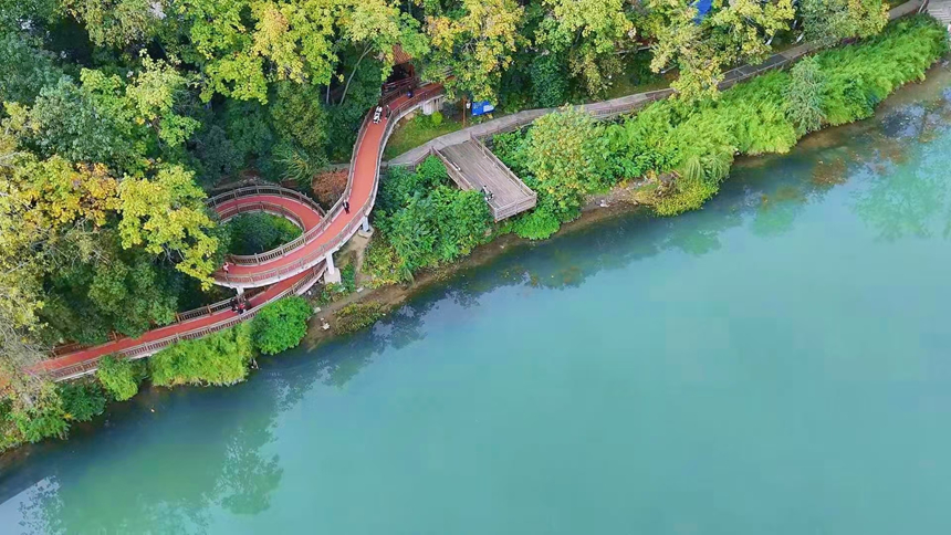 碧江區沿江步道一角。