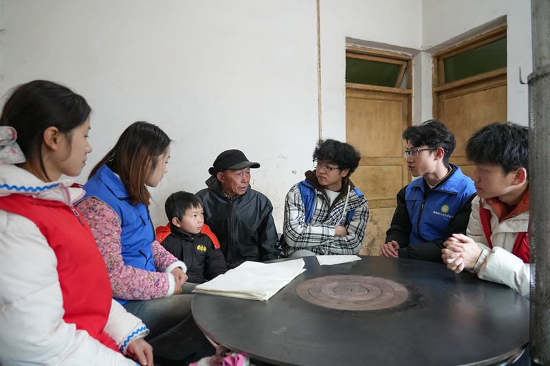 2026年1月26日，贵州省毕节市纳雍县张家湾镇普洒社区，大学志愿者在和殊群众谈心。 杨英 摄.jpg
