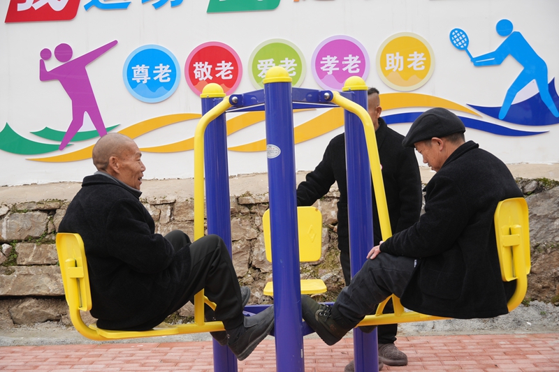 院民們在健身區（蘇暢莉  攝）.jpg