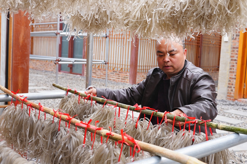 3.晾晒红薯粉（邹小朋 摄）