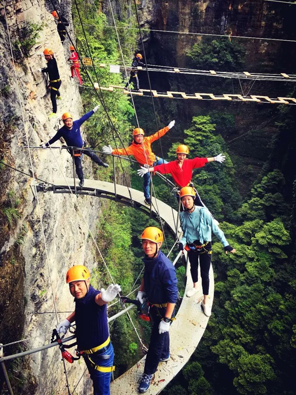 圖為：岩壁行走