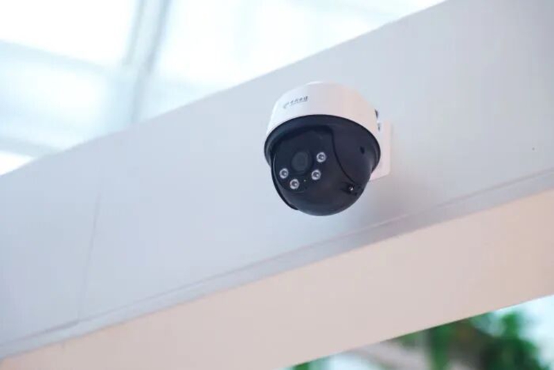 1、 網絡餐飲店試點加工場所安裝的攝像頭。 丁偉鑫.jpg