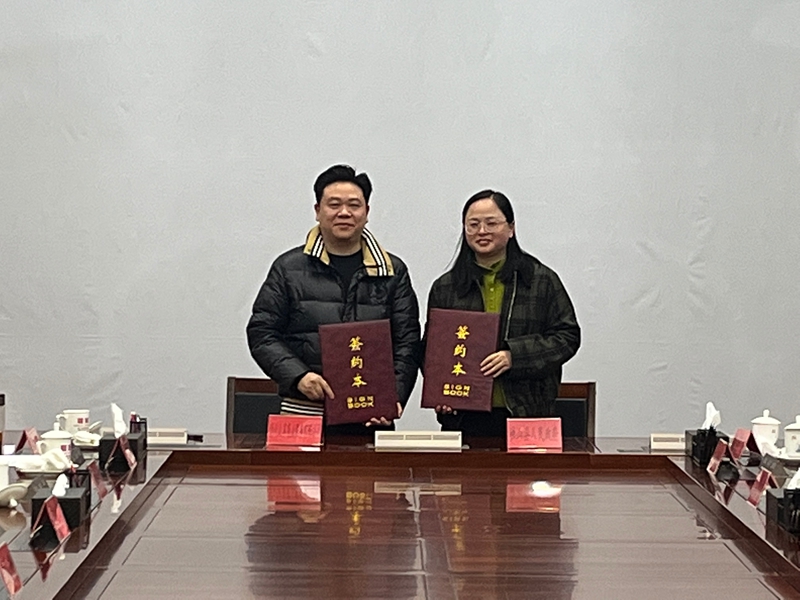 独山县与贵州众享商业服务有限公司签订战略合作协议。
