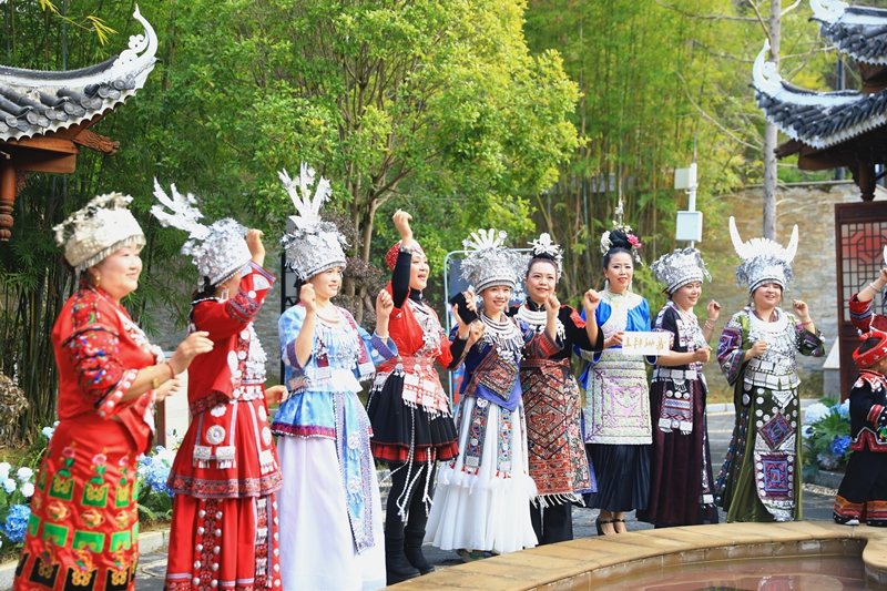 贵州村T演员在剑河仰阿莎温泉小镇园林泡池走秀。杨洁茹 摄 (3)