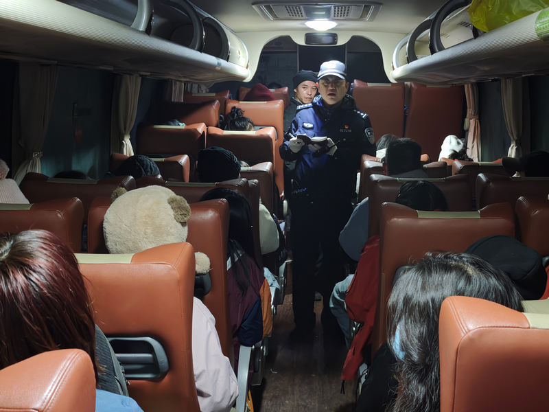 1月21日晚，救援人员清点被困游客人数。