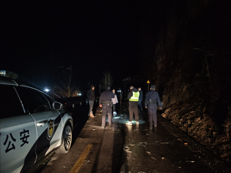 1月21日晚，救援人员组织被困游客离开凝冻路段。