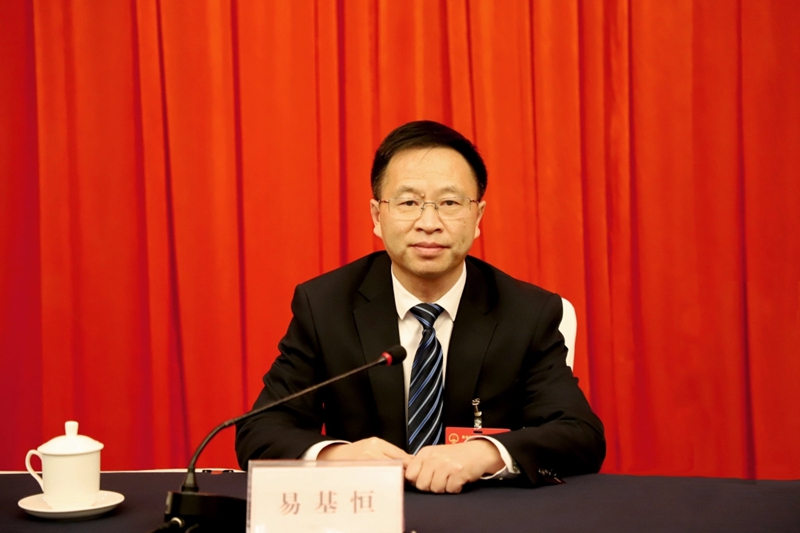 贵州省人大代表,六盘水市钟山区委副书记、区长易基恒。