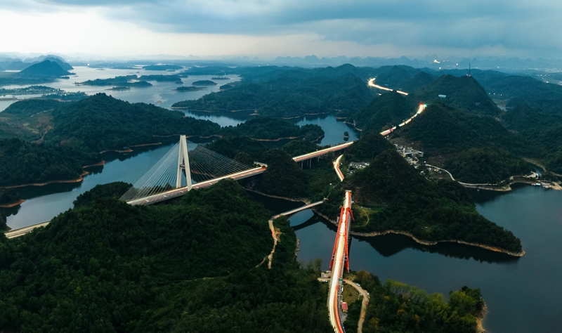 紅楓湖間橋影悠  陳世福.jpg