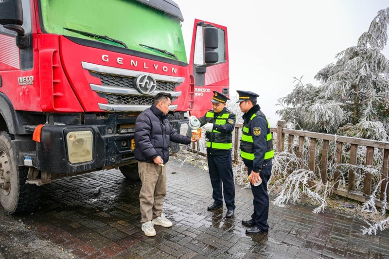 2 圖為錢春勇（中）與同事為滯留司機送上熱水與泡面.jpg