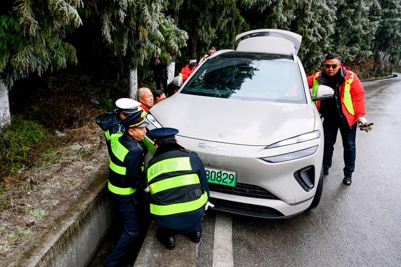 3 圖為錢春勇（左一）與隊員們一起幫助被困車輛.JPG